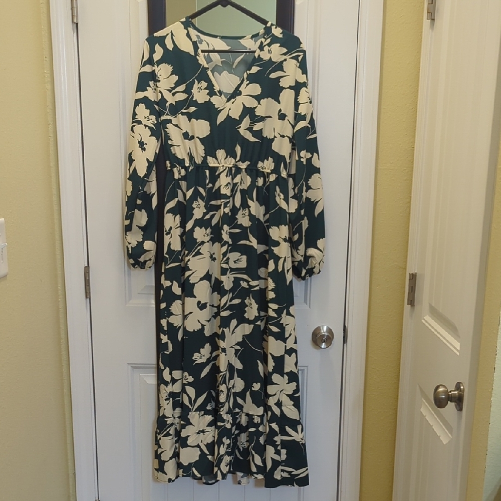 🟣3/$20-Green and Cream Floral Long Sleeve Dress